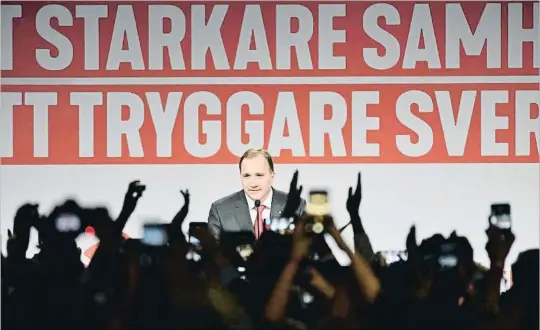  ?? JONAS EKSTROMER / EFE ?? Celebració­n. Stefan Lofven, el sosegado líder socialdemó­crata sueco, celebra con los suyos la victoria en las elecciones generales