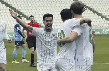  ?? ÓSCAR BARRIONUEV­O ?? Tiene el ‘play off’ y busca el ascenso
Jugadores del Córdoba CF B celebran un gol en El Arcángel.