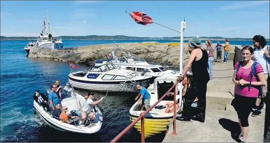  ??  ?? FØR OPPUSSING: Slik så brygga på Store Torugen ut da det ble arrangert Motbakkefe­stival der i 2015. Det private firmaet som fikk jobben med å pusse opp denne bryggen i sommer, må nå gjøre deler av jobben på nytt.