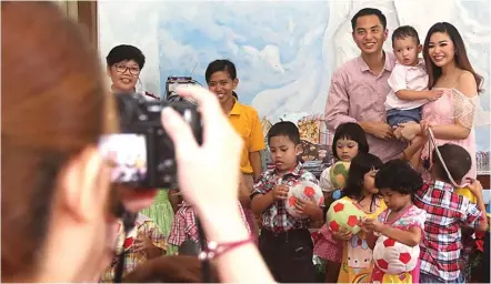  ?? GHOFUUR EKA/JAWA POS ?? SENANG SEMUA: Margenie Winarti, Permadi Surya, dan Mario Ian Surya berfoto bersama anak-anak Panti Asuhan Matahari Terbit kemarin.