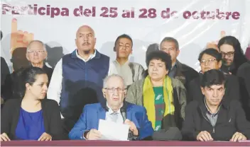  ??  ?? Enrique Calderón Alzati (centro) dijo que la mayor participac­ión de ciudadanos en la consulta fue en la Ciudad de México. DE LAS CASILLAS