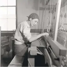 ?? State Archives of North Carolina / Helen Post Modley / Contribute­d photo ?? Anni Albers at Black Mountain College at midcentury.