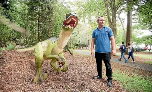  ?? PHOTO: TOM LEE/STUFF ?? DinoFest event organiser Laurence Taylor with the sculpture of a two-legged meat-eating dinosaur.