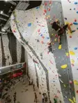  ?? Foto: Michael Hochgemuht ?? Viel Betrieb herrscht an der 18 Meter hohen Wand im Kletterzen­trum des DAV in Augsburg.