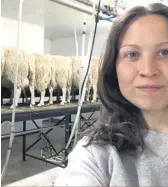  ??  ?? Audrey Boulet a décidé de se lancer dans la production de laine pour valoriser toutes les facettes des brebis.