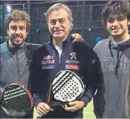  ??  ?? Fernando Alonso, Carlos Sainz y su hijo con las palas de pádel