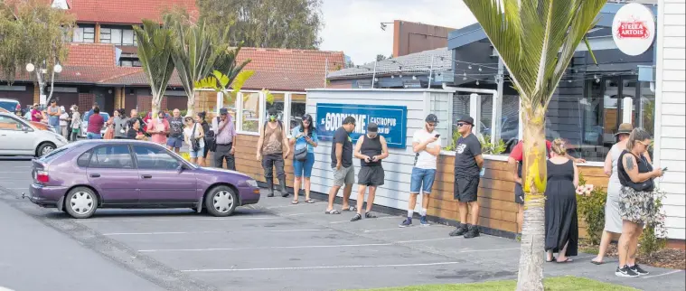  ?? Photo / Peter Meecham ?? A queue with at least an hour’s wait stretches through the carpark at the Lincoln Rd West Liquor outlet yesterday.