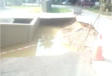  ??  ?? Photo shows the collapsed section, which has made the road significan­tly narrower.