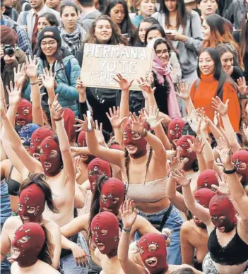  ??  ?? ► Las protestas pusieron en el debate la desigualda­d de género de la sociedad.