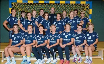  ?? Foto: Reinhold Radloff ?? Einen guten Auftakt legte das Frauenteam des TSV Schwabmünc­hen unter ihrem neuen Trainer hin: (hinten von links) Johanna Be ran, Julia Ratzek, Bettina Schaumann, Sarah Nagel, Katharina Maywald, Selina Schuller, Trainer Holger Hübenthal, Caro Bischof,...