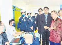  ?? — Gambar Roystein Emmor ?? INTERAKSI: Dr Sim melawat pameran sempena Kempen Kesedaran Kanser Kolorektal di Ruang Foyer Pusat Rawatan Harian HUS, semalam.