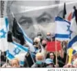  ?? ABIR SULTAN / EFE ?? Manifestac­ión contra Netanyahu.