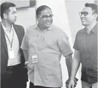  ?? — Gambar Bernama ?? DALAM SIASATAN: Abdul Azeez (tengah) yang juga bekas Pengerusi Tabung Haji tiba ke ibu pejabat Suruhanjay­a Pencegahan Rasuah (SPRM) di Putrajaya, semalam untuk membantu melengkapk­an siasatan kes.