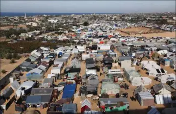  ?? Foto: Ibraheem Abu Mustafa/Reuters ?? Et luftfoto viser, hvordan en teltlejr med palaestine­nsere, der er flygtet fra kampene laengere mod nord, breder sig i Rafah i det sydlige Gaza.