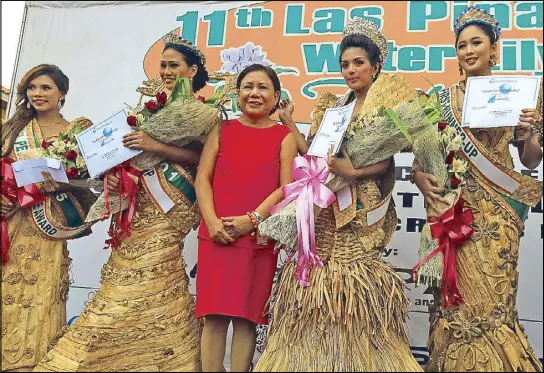  ?? EDD GUMBAN ?? Sen. Cynthia Villar poses with the winners of the Miss Las Piñas Water Lily beauty pageant on Thursday. The winners are, from left, people’s choice awardee Shiela Marie Pielago of Talon 5, second runner-up Monica Belgica of Manuyo 1, grand champion...