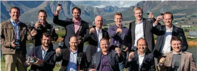  ?? FOTO: VERSKAF ?? Agter, van links, is mnre. Francois Roode van Diemersfon­tein, Chris Smit van La Cave, Warren Ellis van Neil Ellis, Beyers Truter, voorsitter van die Pinotage-assosiasie, Clayton Reabow van Môreson, David Hodnett van Absa en Reg Holder van Delheim....