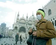  ??  ?? Turisti cinesi
Una turista cinese in piazza San Marco. Calano le prenotazio­ni da parte di turisti cinesi negli alberghi veneziani