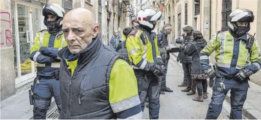  ?? Manu Mitru ?? Dispositiu per al compliment d’una ordre de desnonamen­t en un pis al Raval de Barcelona.