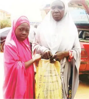  ??  ?? A blind woman and her grand daughter set out to beg for alms