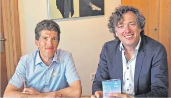  ?? FOTO: VOITH ?? Frank Jost und Peter Vogel (von links) freuen sich auf die Langenarge­ner Schlosskon­zerte.