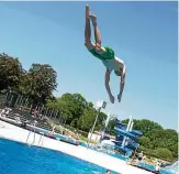  ?? ARCHIV-FOTO: SEBASTIAN KAHNERT ?? Zum Wasserspaß kommt im Erfurter Nordbad der Lesespaß, wenn die Bücherbade­tour hier Station macht.