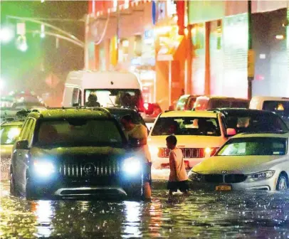  ?? EFE ?? Coches flotan en las calles inundadas de Nueva York tras el histórico diluvio