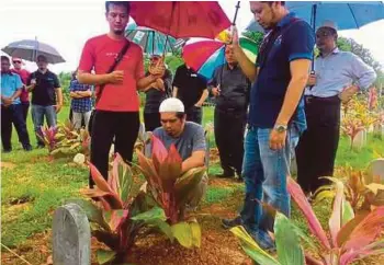  ??  ?? JENAZAH Muhammad Rais Hafiy (gambar kecil) dikebumika­n di Tanah Perkuburan Islam Seksyen 21.