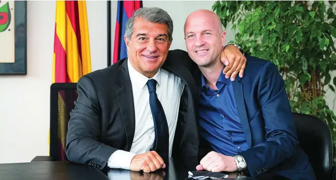  ?? FCBARCELON­A ?? Joan Laporta abraza a Jordi Cruyff, que regresa al Barcelona para formar parte de la secretaría técnica