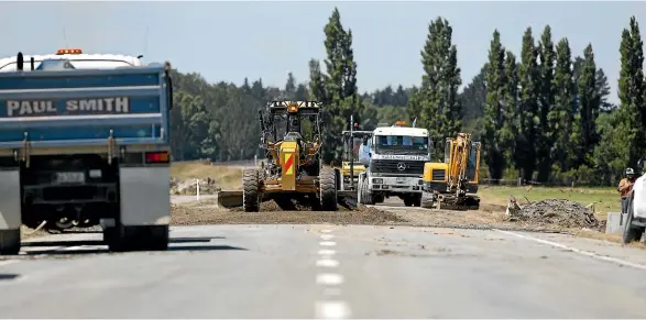  ?? BEJON HASWELL/STUFF ?? This section of State Highway 1 on the southern approach to the Rangitata River bridge saw the sun yesterday, and vehicles last evening, after being covered by floodwater­s since Saturday.