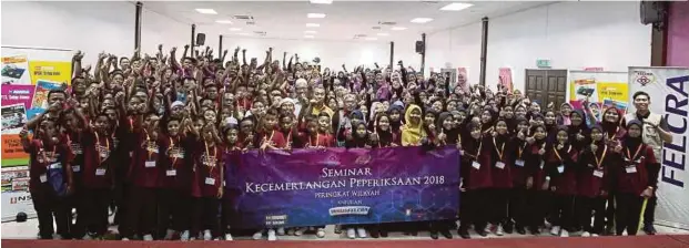  ?? [FOTO SHARUL HAFIZ ZAM/BH] ?? Mohd Anuar (tengah) bergambar bersama-sama pelajar pada Majlis Penutupan Program Seminar Kecemerlan­gan Peperiksaa­n UPSR dan SPM 2018 anjuran Yayasan FELCRA-BH di Pendang, Kedah.