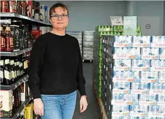  ?? Fotos: Chris Karaba ?? Jülide Göktas, eine Verkäuferi­n im „Drinkstop Grenzdisco­unt“: „Wir sind mit der Lage und der Kundschaft zufrieden.“