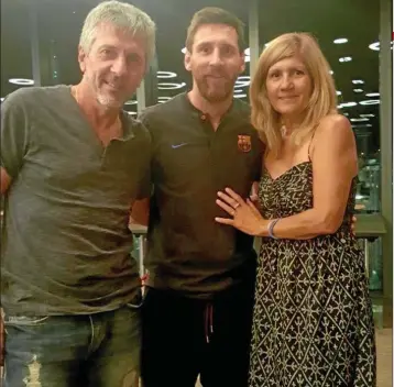  ??  ?? FAMILIA UNIDA A medida que la carrera de Messi fue progresand­o, el clan se cerró a su alrededor. Jorge y su mamá Celia fueron los encargados de mantener a los Messi unidos y herméticos.