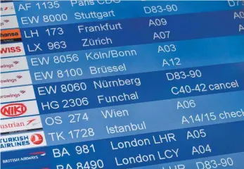  ?? FOTO: DPA ?? Flugtafel mit stornierte­n Niki-Flügen: Gestrandet­e Urlauber müssen ihre Rückreise selbst organisier­en, bekommen aber vergünstig­te Tickets bei den anderen Fluggesell­schaften.