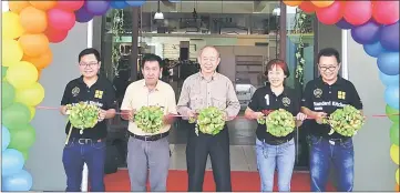  ??  ?? (From left) Teck Min and Standard Kitchen directors Chung Nam Fat, Chung Nam Sen, Chung Nyut Joo and Chung Teck Ho cut the ribbon at the opening ceremony.