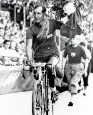  ?? (LaPresse) ?? Album L’arrivo del Tour de France sugli ChampsÉlys­ées di Parigi con, sullo sfondo, l’Arco di Trionfo Sopra, Gino Bartali festeggia una delle sue vittorie al Giro di Francia