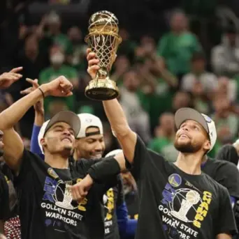  ?? FOTO AP ?? Stephen Curry, dé draaischij­f van Golden State Warriors, steekt de trofee de lucht in.