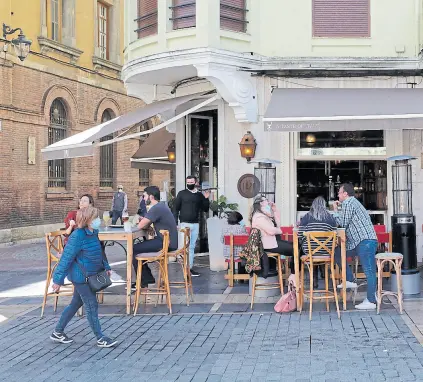  ?? Dpa ?? Madrileños disfrutaba­n ayer antes de la entrada en vigor de nuevas medidas