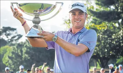  ?? FOTO: AP ?? Justin Thomas redondea una gran temporada El estadounid­ense levanta el trofeo que le acredita como campeón de la FedEx 2017