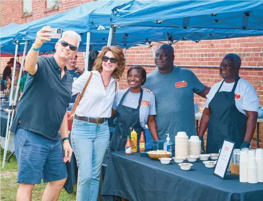  ?? REY VILLAVICEN­CIO ?? Inaugural Taste & Sip guests Bob and Autumn Garrick take a snap with the Annie D’s Food Mart Crew: Shae Byrd, Quinnrecus Byrd and Ann Hampton, aka “Mama D.”