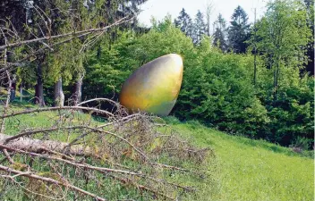  ?? FOTO: BERND F. MEIER ?? Wanderer am Waldskulpt­urenweg überrascht das „Goldene Ei“der Künstlerin Magdalena Jetelovà.