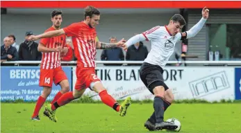  ?? FOTO: ELKE OBSER ?? Zuletzt hat der SV Baindt (Philipp Thoma gegen Kressbronn­s Berthold Lang) in der Bezirkslig­a sehr erfolgreic­h gespielt.