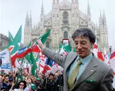  ??  ?? Le Politiche del 2001
La Lega Nord, guidata da Bossi, sfiora il 4% e contribuis­ce alla vittoria della Casa delle Libertà contro l’Ulivo. Il Senatur è ministro alle Riforme