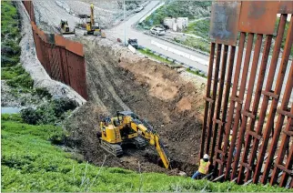  ?? JORGE DUENES / REUTERS ?? México. Trabajador­es de Estados Unidos refuerzan una sección de la cerca fronteriza desde Tijuana.