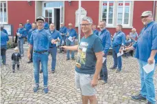  ?? FOTO: FRANZ DREYER ?? Ortsvorste­her Jürgen Keller (rechts) und Vorstandss­precher Tobias Hinz stoßen auf das Gelingen der Sichelhenk­e im Kleinforma­t an.