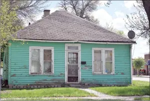  ?? NEWS PHOTO EMMA BENNETT ?? City bylaw has ordered that a house on the corner of Maple Avenue and Third Street SE be cleaned up. The house was home to Brenda Woloski, who was beaten to death in November.