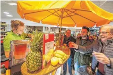  ??  ?? Leckere Smoothies mixte Frederik (links) für die Kunden. Diese fanden bereits am Eröffnungs­tag reißenden Absatz.