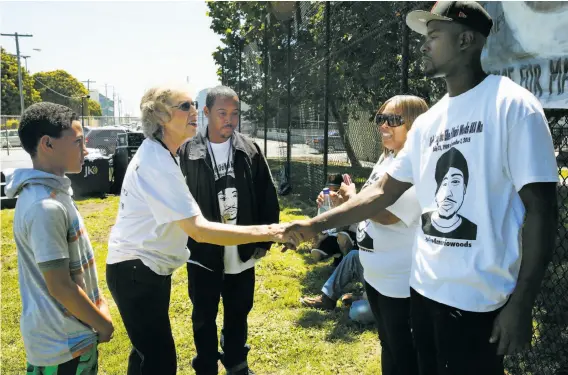  ?? Photos by Leah Millis / The Chronicle 2017 ?? Above: Dolores Piper and great-nephew Michael Red (left) greet Jeff Stewart, a friend of police shooting victim Mario Woods, as Woods’ mother, Gwen, and brother, Michael, stand nearby at the second Mario Woods Remembranc­e Day in Martin Luther King Jr....