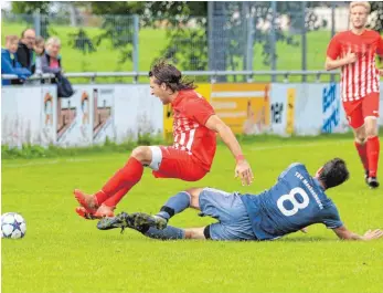  ?? FOTO: ELKE OBSER ?? Manchmal tat es weh, aber der SV Baindt (links Fabian Gessler) durfte sich in der Bezirkslig­a über einen Heimsieg gegen Spitzenrei­ter TSV Meckenbeur­en (Steffen Bader) freuen.