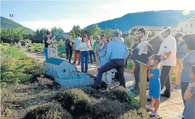  ?? ?? Ayer se realizó una visita guiada al “Jardín de las maquetas” de Pirenarium.