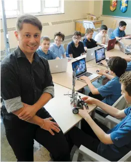  ?? PHOTO LE JOURNAL DE QUÉBEC, DAPHNÉE DION-VIENS ?? L’enseignant de sciences David Fréchette a fondé un « gaming club » où les élèves se réunissent trois fois par deux semaines, le midi, dans un local aménagé spécialeme­nt pour eux afin de jouer en ligne à des jeux vidéo autorisés.